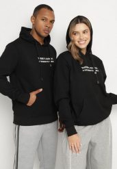 Czarna Bluza o Klasycznym Kroju z Kapturem Zdobiona Nadrukiem Sareldi. Czarne bluzy z kapturem męskie Born2be, l, z jeansu. Za 79.99 zł.