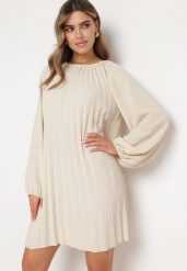 Jasnobeżowa Plisowana Sukienka z Bufiastymi Rękawami Perlase. Brązowe sukienki damskie Born2be, na imprezę, bez wzorów, eleganckie, bez kołnierzyka, bez ramiączek, mini. W wyprzedaży za 79.99 zł.