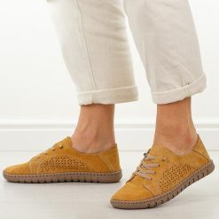 Żółte skórzane półbuty damskie Vinceza 95362. Żółte półbuty damskie VINCEZA, w ażurowe wzory, z jeansu, biznesowe, z okrągłym noskiem, bez obcasa. W wyprzedaży za 197.10 zł.