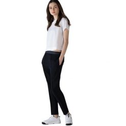 Spodnie turystyczne damskie Lacoste. Czarne spodnie sportowe damskie Lacoste, uniwersalny, z dresówki, trekkingowe. Za 437.00 zł.