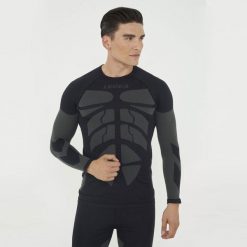 Dopasowana koszulka techniczna z długim rękawem D-TECH. Czarne t-shirty sportowe męskie Legea, l, z materiału, bez ramiączek, na fitness i siłownię. Za 72.00 zł.