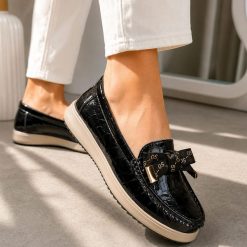 Czarne crock skórzane mokasyny damskie Filippo Dp6457/26. Czarne mokasyny damskie Filippo, z lakierowanej skóry. Za 239.00 zł.