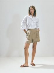 Koszula z ażurowymi rękawami - złamana biel. Koszule damskie Reserved, l, w ażurowe wzory, z bawełny, bez kołnierzyka, bez ramiączek. W wyprzedaży za 39.99 zł.