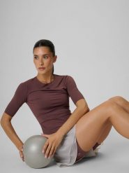 4F Koszulka treningowa slim szybkoschnąca damska - brązowa S. Brązowe bluzki sportowe damskie 4f, s, bez kołnierzyka, bez ramiączek. Za 129.99 zł.
