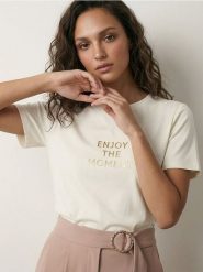 Koszulka z napisem z domieszką wiskozy - kremowy. Białe t-shirty damskie Sinsay, l, bez wzorów, z wiskozy, bez kołnierzyka. Za 29.99 zł.