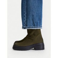 Botki G-Star. Brązowe botki damskie G-Star, retro, bez obcasa, na płaskiej podeszwie, bez zapięcia. Za 449.99 zł.