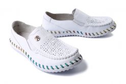 ARTIKER RELAKS 54C1511 white, półbuty damskie. Białe półbuty damskie Artiker Relaks, bez wzorów, bez obcasa, na płaskiej podeszwie. Za 175.92 zł.