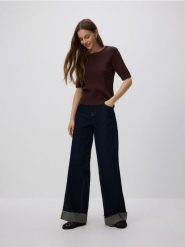 Sweter z ozdobnym splotem - brązowy. Brązowe swetry klasyczne damskie Reserved, l, z dzianiny, bez kołnierzyka. Za 79.99 zł.