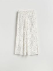 Wzorzyste spodnie - biały. Białe spodnie materiałowe damskie Reserved, bez wzorów, z dzianiny. Za 109.99 zł.