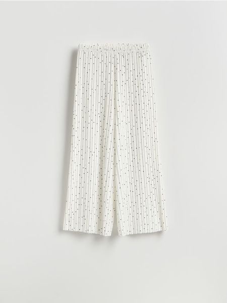 Wzorzyste spodnie - biały. Białe spodnie materiałowe damskie Reserved, bez wzorów, z dzianiny. Za 109.99 zł.