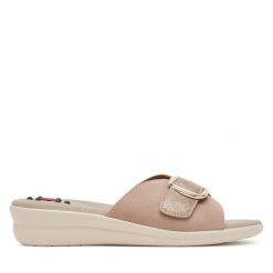 Klapki Go Soft. Czerwone klapki damskie GO SOFT, bez wzorów, bez obcasa. Za 119.99 zł.