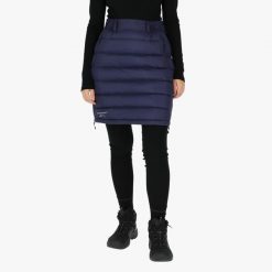 Spódnica turystyczna damska Swedemount Östersund Down Skirt 2.0 wodoodporna. Niebieskie spódniczki damskie SWEDEMOUNT, bez wzorów, z puchu. Za 329.99 zł.