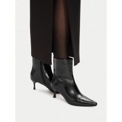 Botki DeeZee. Czarne botki damskie DeeZee, bez obcasa, na szpilce, bez zapięcia. Za 189.99 zł.
