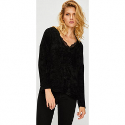 Vero Moda - Sweter. Czarne swetry klasyczne damskie Vero Moda, l, z dzianiny, bez kołnierzyka. W wyprzedaży za 79.90 zł.