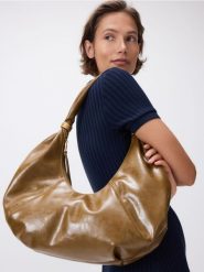 Torebka hobo z detalami - brązowy. Brązowe torebki klasyczne damskie Reserved, bez wzorów, ze skóry, bez dodatków. W wyprzedaży za 79.99 zł.