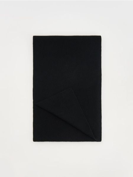 Wełniany szalik z kaszmirem - czarny. Czarne szaliki i kominy damskie Reserved, bez wzorów, z kaszmiru. W wyprzedaży za 139.99 zł.