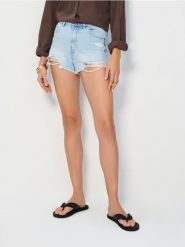 Szorty jeansowe high waist z przetarciami - niebieski. Niebieskie szorty damskie Sinsay, bez wzorów, z jeansu, boho, z podwyższonym stanem. Za 49.99 zł.