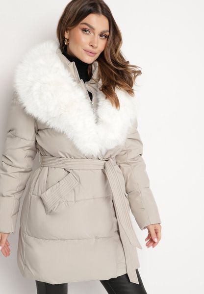 Beżowa Pikowana Kurtka z Paskiem w Talii i Odpinanym Futrzanym Kołnierzem Edalithia. Brązowe kurtki damskie Born2be, xl, bez wzorów, z futra, bez kaptura. Za 439.99 zł.