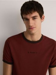 T-shirt slim fit z haftem - mahoniowy. Brązowe t-shirty męskie Reserved, l, bez wzorów, z bawełny, bez kołnierzyka. W wyprzedaży za 39.99 zł.