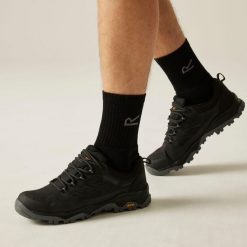 Buty męskie trekkingowe niskie z membraną Blake Vibram. Czarne buty trekkingowe męskie Regatta, ze skóry, bez zapięcia. W wyprzedaży za 359.99 zł.