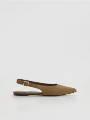 Zamszowe baleriny z odkrytą piętą - beżowy. Brązowe baleriny damskie Reserved, bez wzorów, z zamszu, bez obcasa. Za 139.99 zł.
