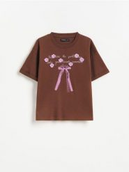Bawełniany t-shirt z aplikacją - brązowy. Brązowe koszulki dziewczęce Reserved, z aplikacjami, z bawełny, bez ramiączek. Za 39.99 zł.