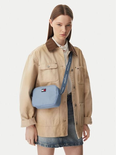 Tommy Jeans Torebka Tjw Ess Daily Crossover AW0AW18769 Niebieski. Niebieskie torebki klasyczne damskie Tommy Jeans, bez wzorów, z jeansu, bez dodatków. Za 289.99 zł.