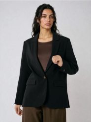 Klasyczna gładka jednorzędowa marynarka z domieszką wiskozy - czarny. Czarne marynarki i żakiety damskie Sinsay, l, bez wzorów, z wiskozy, klasyczne. Za 79.99 zł.