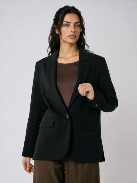 Klasyczna gładka jednorzędowa marynarka z domieszką wiskozy - czarny. Czarne marynarki i żakiety damskie Sinsay, l, bez wzorów, z wiskozy, klasyczne. Za 79.99 zł.
