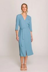 Elegancka sukienka midi z dekoltem V i rozcięciem błękitna. Niebieskie sukienki damskie Stylove, do pracy, na lato, xl, bez wzorów, biznesowe, bez kołnierzyka, bez ramiączek, midi, ołówkowe. Za 389.00 zł.