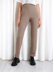 Spodnie - brązowy. Brązowe spodnie materiałowe damskie Sinsay, bez wzorów. Za 49.99 zł.